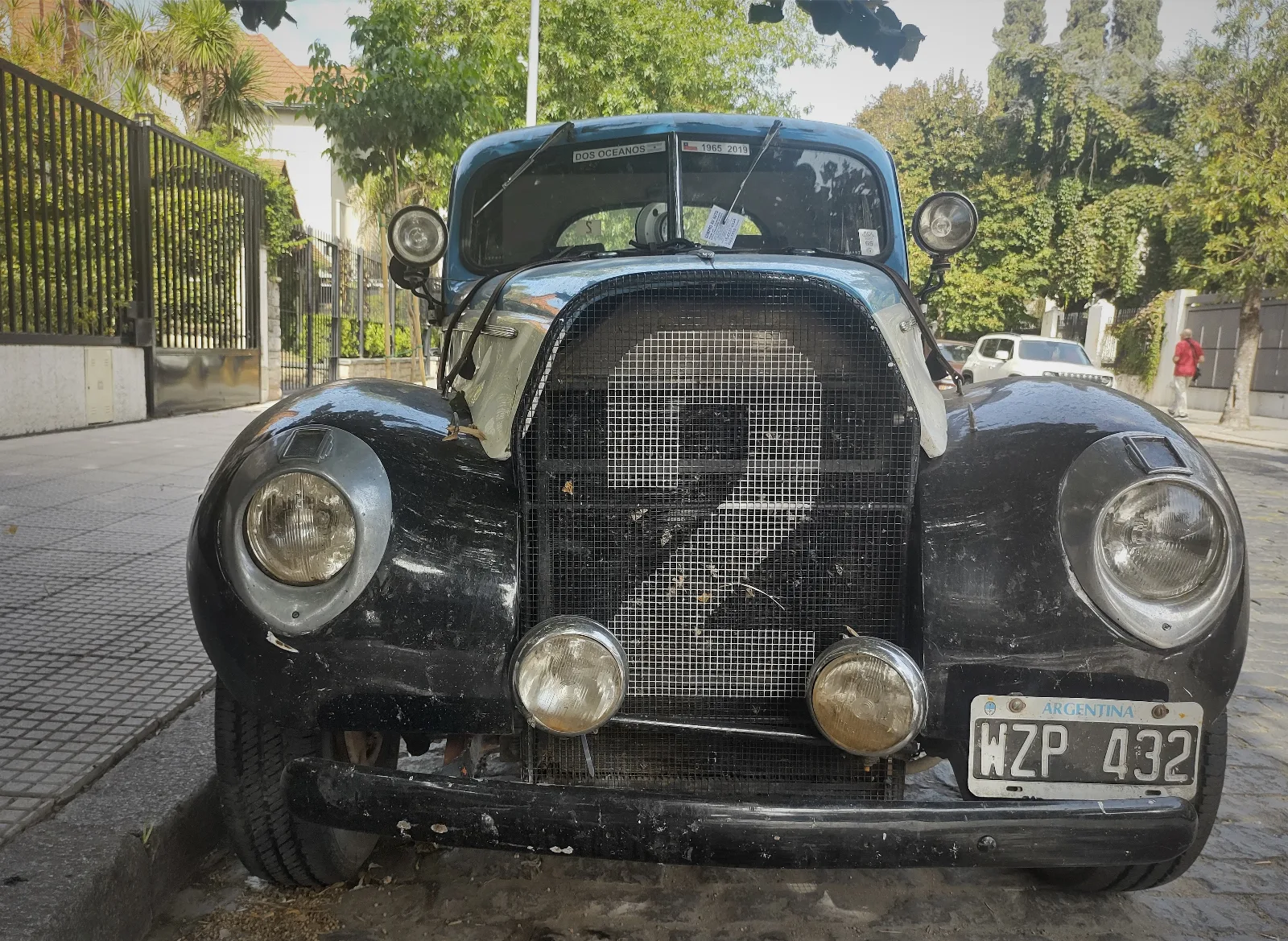 Auto clásico Ford V8 de Turismo Carretera visto de frente, categoría histórica del automovilismo argentino