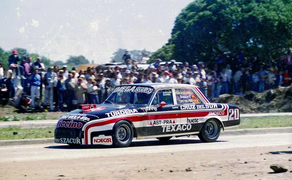 Ford Falcon de Turismo Carretera compitiendo en Necochea, 1988, ejemplo de la tradición Ford en la categoría