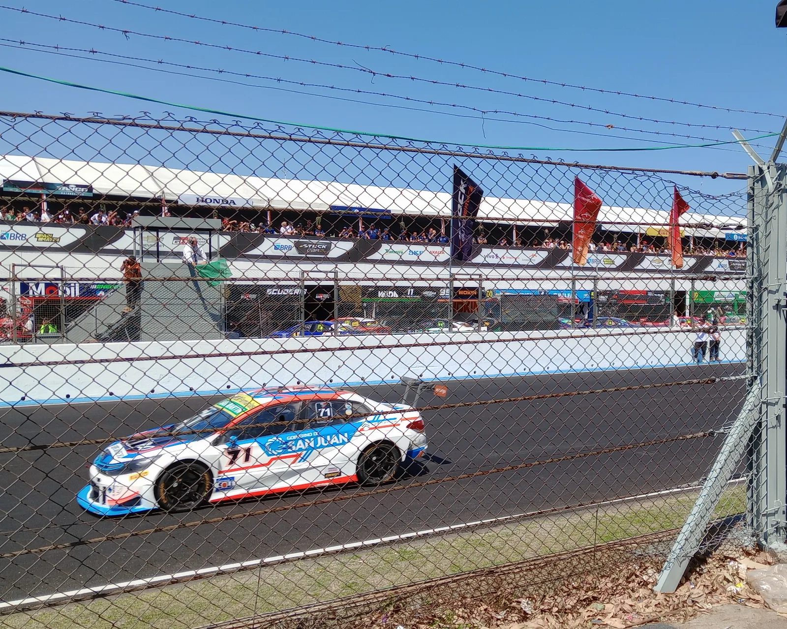 Auto de Súper TC2000 en carrera durante los 200 km de Buenos Aires 2023, con desarrollo aerodinámico visible
