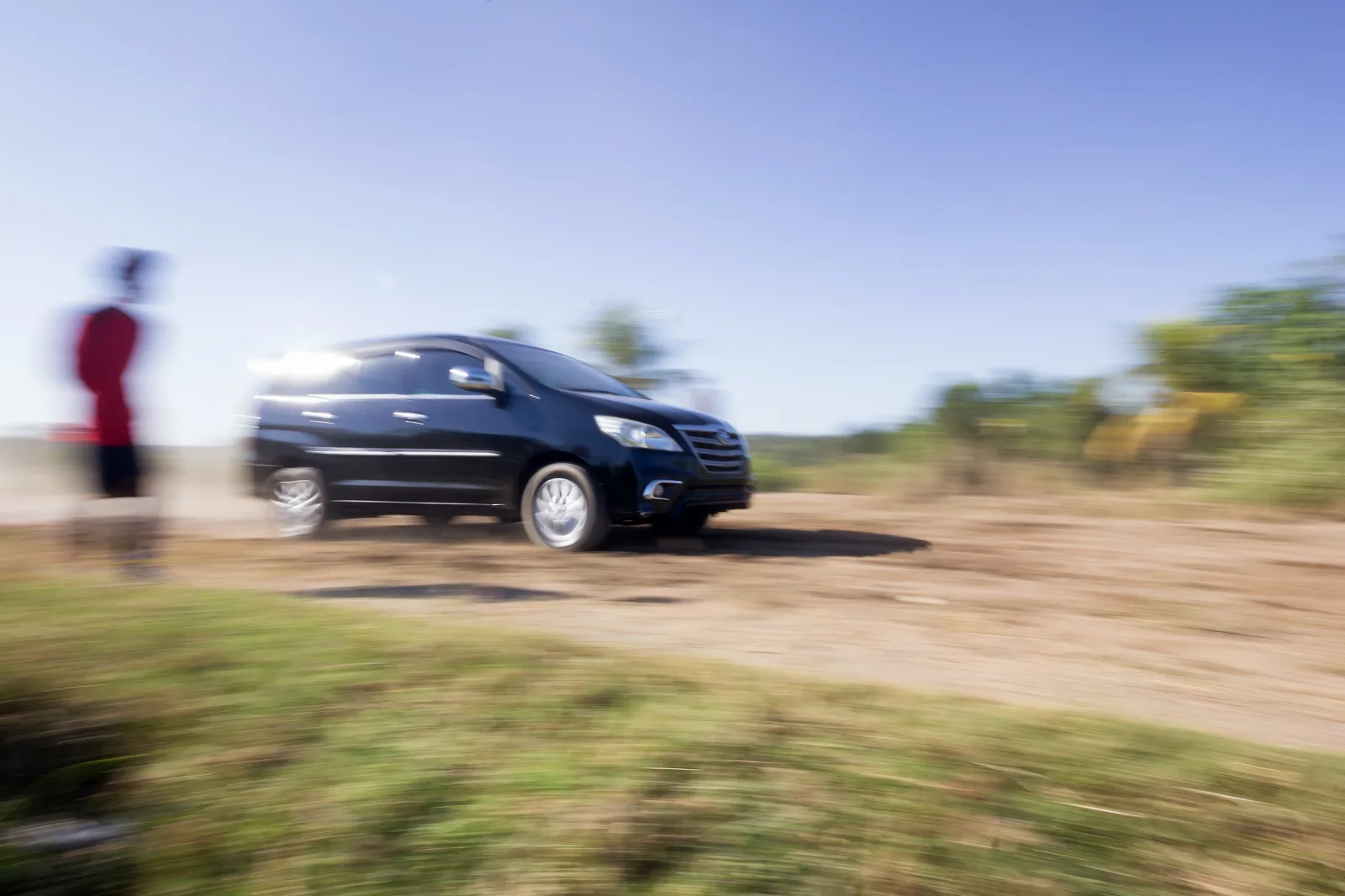 SUV visto en ángulo frontal, ejemplo del segmento de vehículos utilitarios deportivos