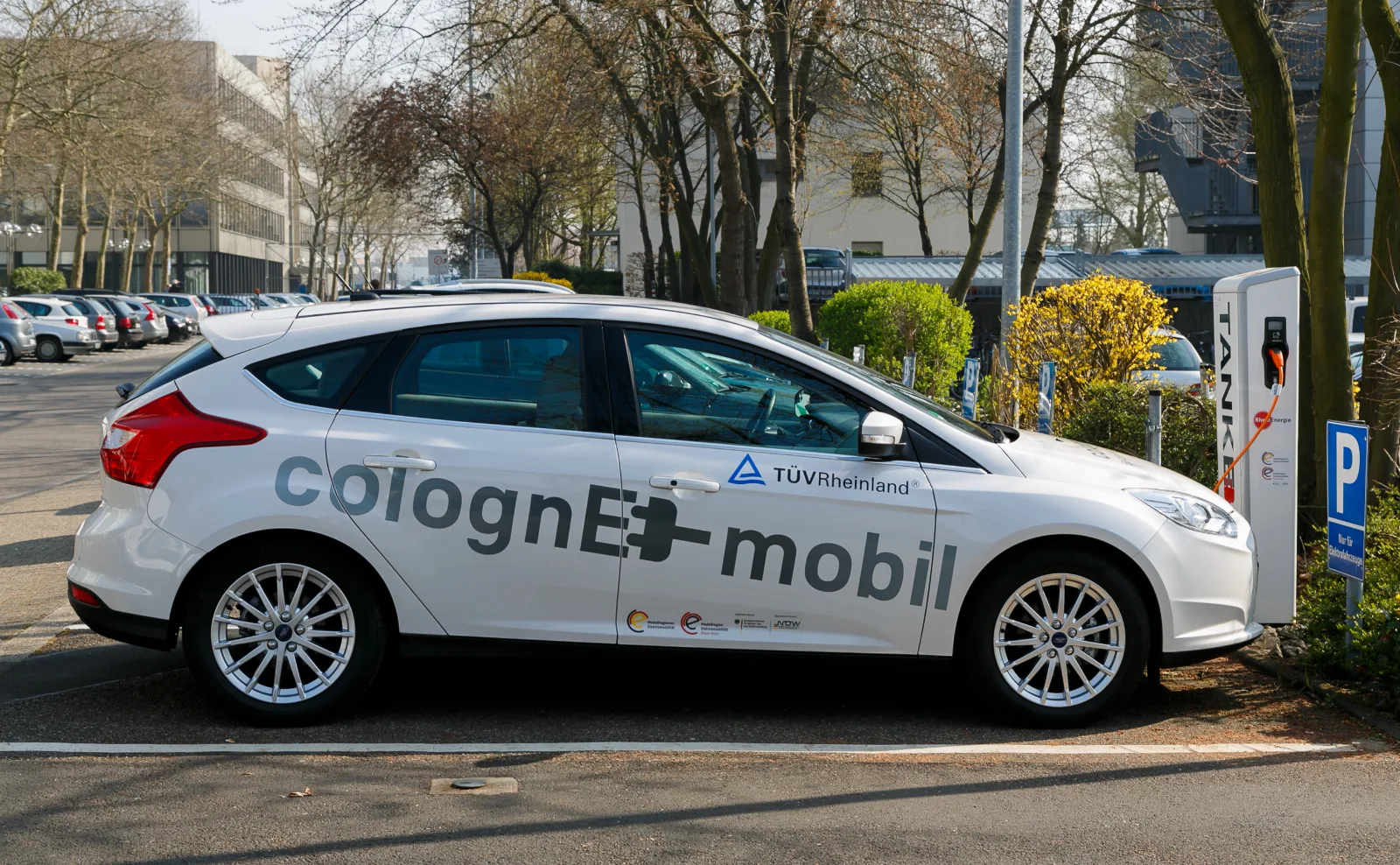 Auto eléctrico conectado a un punto de carga público