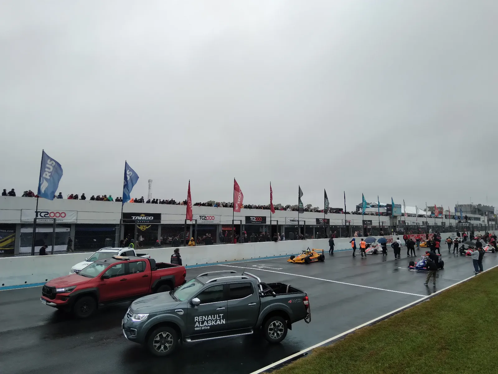 Monoplaza de Fórmula Nacional Argentina en pista durante una carrera en Buenos Aires