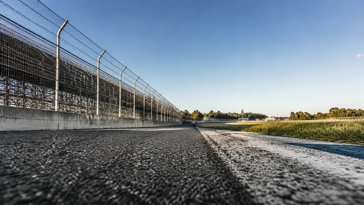 Recta principal de un autódromo con tribunas vacías