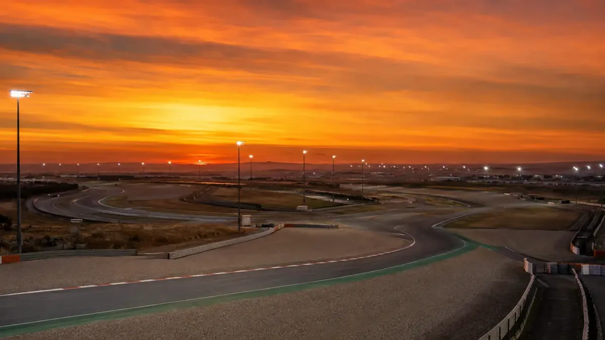 Vista general de un autódromo al atardecer con la pista vacía