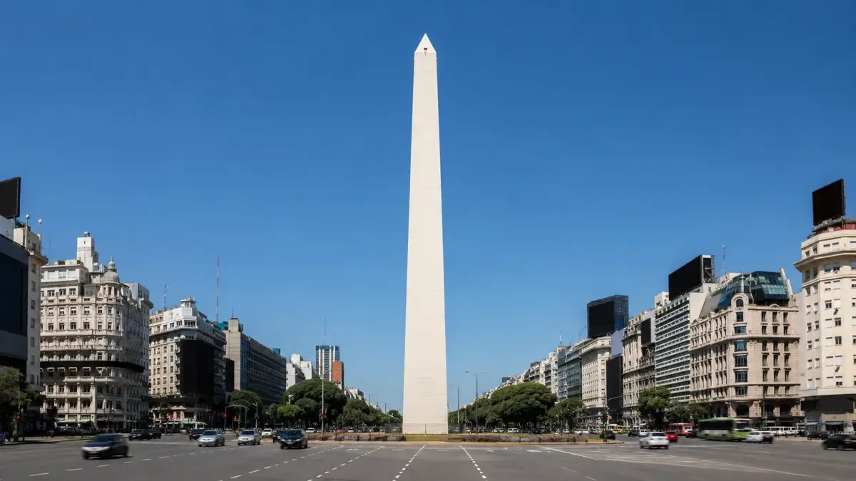 Obelisco de Buenos Aires visto desde la avenida