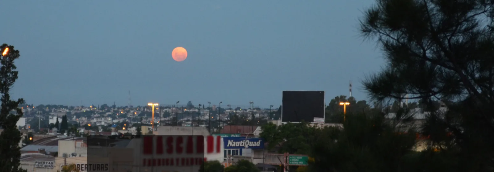 Ciudad de córdoba, donde se aprecian los barrios del Este, vistos desde el Parque Sarmiento. Al atardecer con la Luna.